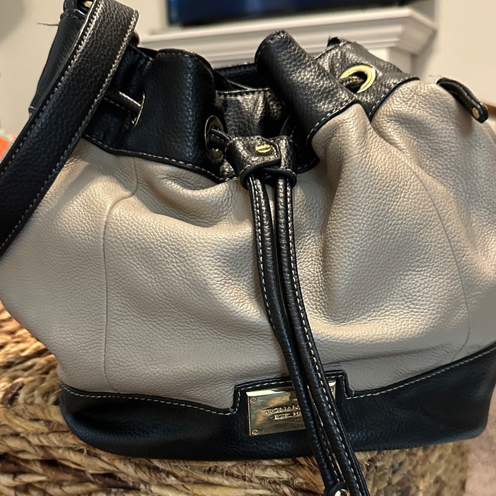 Chic Black and Cream Leather Shoulder Bag